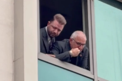 Bursa Büyükşehir önünde tansiyon yükseldi! Camdan takip ettiler...