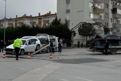 Bursa'da kontrolsüz kavşakta kaza! 2 yaralı var...