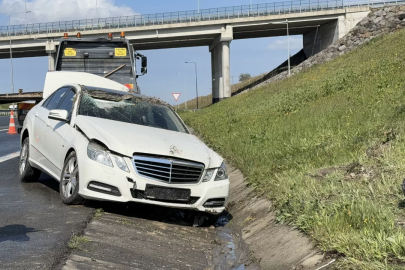 Çatalca'da otomobil takla attı: 2 kişi burnu bile kanamadan kurtuldu