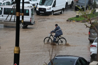 Cizre’yi sağanak vurdu: Sokaklar göle döndü
