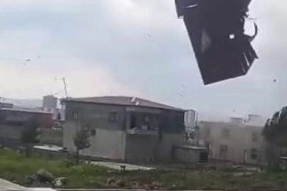 Diyarbakır'daki fırtına ortalığı birbirine kattı! Çatı uçma anı kameraya yansıdı