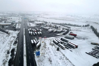 Erzincan'da kar etkisini gösterdi: Geçitlerde trafik kilitlendi