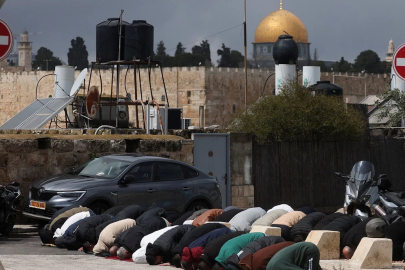 İsrail'in 41 gündür kapattığı Mescid-i Aksa ibadete açıldı
