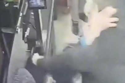 Zincir markette poşet tartışması kavgaya dönüştü: Genç kasiyer hastanelik oldu...