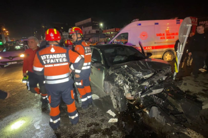 Avcılar'da seyir halindeki iki otomobil kafa kafaya çarpıştı: 4 yaralı