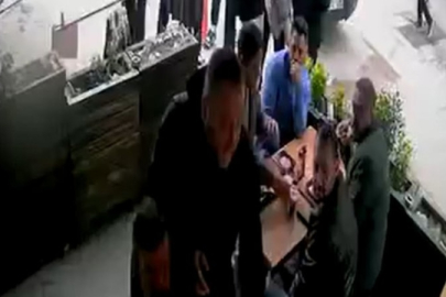 Bursa'da restoranda boğazına yiyecek kaçan kişiyi Heimlich manevrasıyla kurtardı