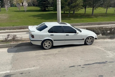 Eskişehir'de kontrolden çıkan araç orta refüje çıktı: Sürücü yaralandı