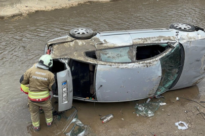 Hatay'da kanala devrilen otomobildeki anne ve bebeği yaralandı