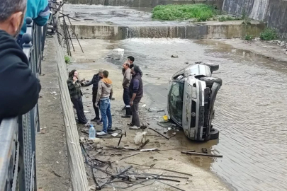 Kanala uçan otomobildeki anne ve bebeği kurtarıldı