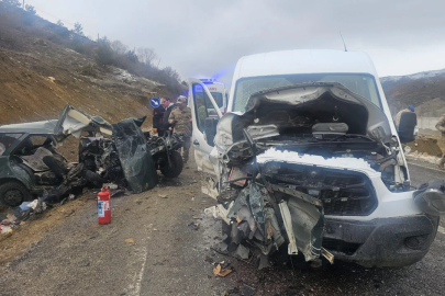 Öğretmenleri taşıyan servis minibüsü ile otomobil çarpıştı: 1 ölü, 9 yaralı