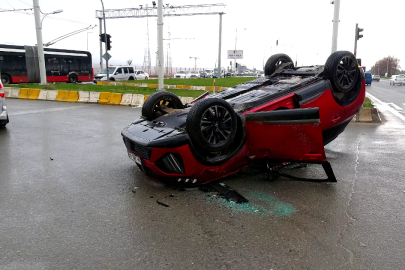 Otomobil ile çarpışan araç ters döndü: 2 yaralı