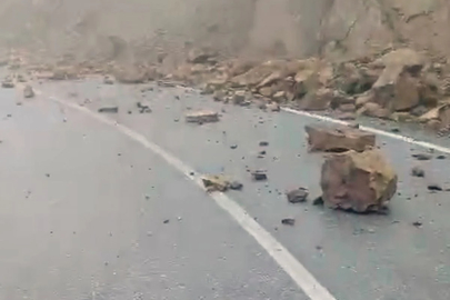 Tokat'ta yağış sonrası kaya parçaları yola yuvarlandı