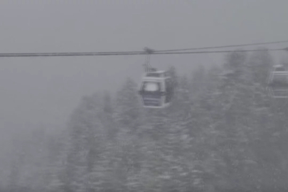 Uludağ'a Nisan ayında lapa lapa kar yağdı! İşte o görüntüler...