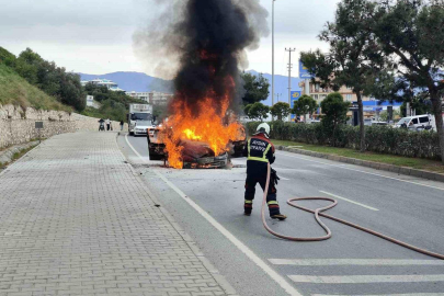 Aynı noktada 2 araç alevlere teslim oldu