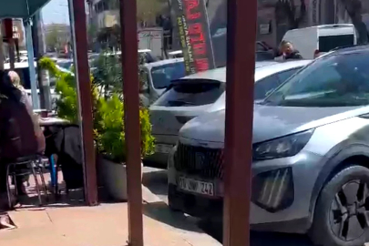 Bursa'nın bu caddesinde yürümek çileye döndü! Kaldırım yok masa çok...