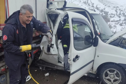 Feci kazada kağıt gibi ezildi! 2 kişi can verdi, çok sayıda yaralı