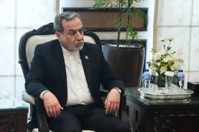 İran heyeti Pakistan'da "Hamaney temalı" rozet taktı