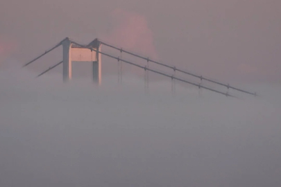 İstanbul Boğazı'nda yoğun sis: Fatih Sultan Mehmet Köprüsü gözden kayboldu