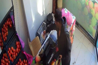 Kasada kimse yokken alışverişini yaptı, parasını bırakıp gitti: O anlar kamerada