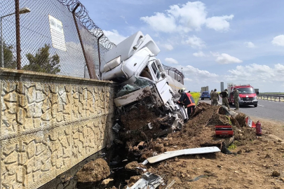 Kontrolden çıkan yakıt tankerinin sürücüsü yaralandı