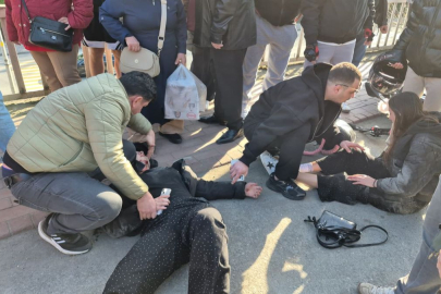 Motosiklet, otomobile çarptı: 2 yaralı