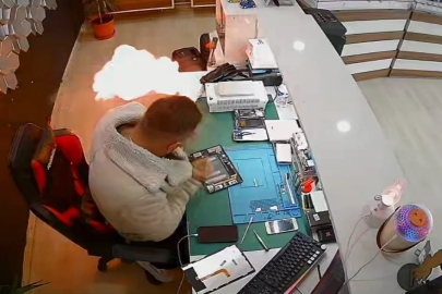 Şişen telefon bataryası bomba gibi patladı