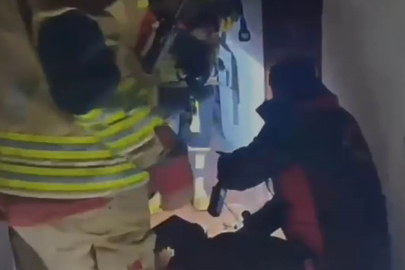 Yangında evde mahsur kalan vatandaşı itfaiye kurtardı