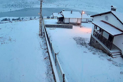 Ankara'da yüksek kesimler ve çevre ilçeler beyaza büründü