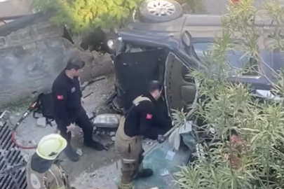 Bursa'da ticari araç merdivenlerden yuvarlandı! Sıkışanları itfaiye kurtardı...