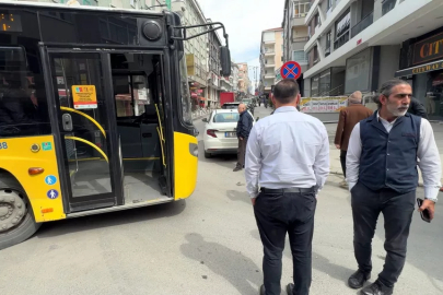 Bursa plakalı araç ortalığı birbirine kattı! Trafik kilitlendi, otobüsler ilerleyemedi