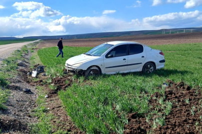 Çorum'da devrilen otomobilin sürücüsü yaralandı