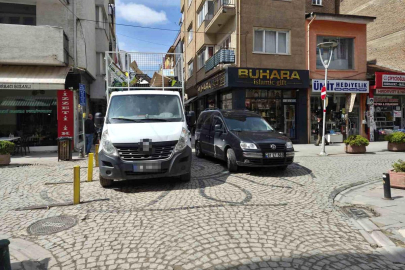 Dar sokakta hatalı park trafiği olumsuz etkiledi