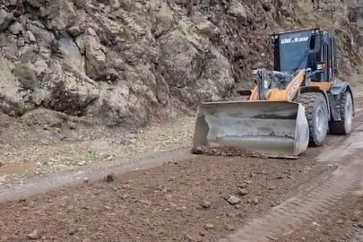 Elazığ'da heyelan nedeniyle kapanan köy yolu yeniden ulaşıma açıldı