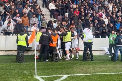 Elazığsporlu futbolcunun polisle gol sevinci yaşaması viral oldu