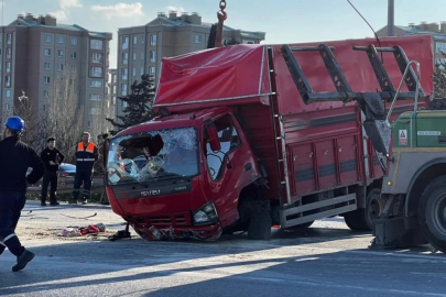 Esenler'de otomobil kamyonete çarptı: Çok sayıda yaralı var