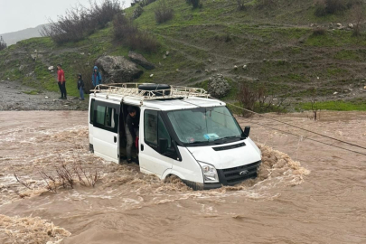 Kalp krizi geçiren kadın, selin kapattığı yolda mahsur kaldığı araçta öldü