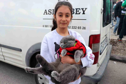 Kedisiyle stadyuma gelen minik taraftar bu sefer de Bursaspor'un yanında