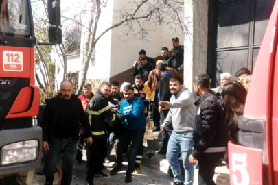 Komşusunu kurtarmak isterken yangının ortasında kaldı