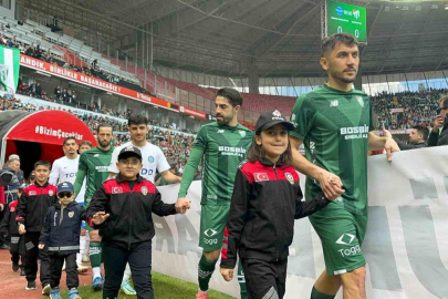 Minik taraftarlar Polis Haftası kapsamında üniforma ile sahaya çıktı