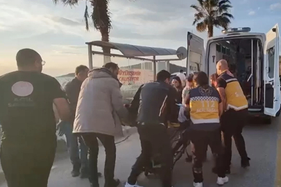 Otomobille çarpışan motosiklet durağa daldı: 2 yaralı