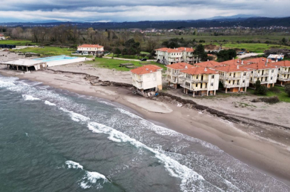 Sakarya'da kıyı erozyonu nedeniyle bir villa yıkılma tehlikesi yaşıyor