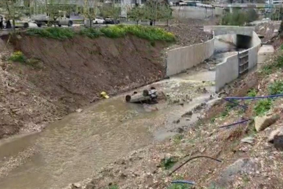 Şanlıurfa'da Park Halindeki Araç Dereye Düştü