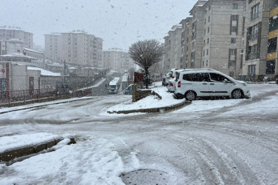 Yüksekova, kar yağışıyla beyaza büründü