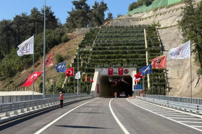 Bakan Uraloğlu'dan Bursa'da yolu 3 dakikaya düşüren tünel paylaşımı!