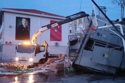 Freni boşalan kamyon, trafoya çarpıp okul bahçesine düştü: 1 yaralı