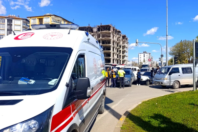 İki otomobille çarpışan motosiklet sürücüsü yaralandı