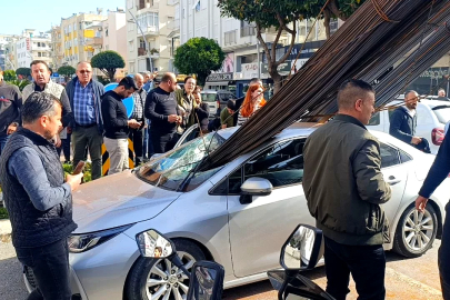 İnşaat demirleri otomobile ok gibi saplandı