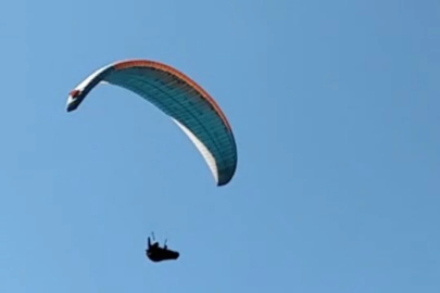 Mahallenin üstünden geçen paraşütçüyü çaya çağırdı