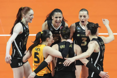 VakıfBank, Fenerbahçe'yi yenerek şampiyonluğa çok yaklaştı