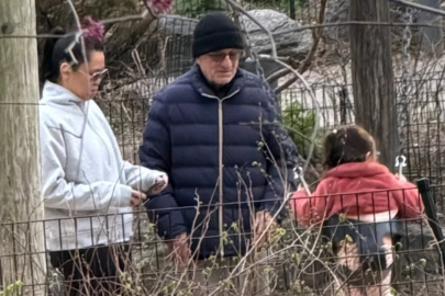 82 yaşındaki Robert De Niro 3 yaşındaki kızı için parkta görev başında